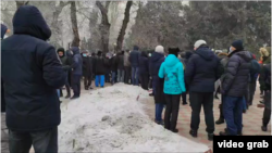 «KAZ mineralz Bozymchak» алтын кен компаниясынын жумушчулары Бишкектеги митингде. 11-декабрь, 2020-жыл.