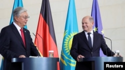 German Chancellor Olaf Scholz (right) meets with Kazakh President Qasym-Zhomart Toqaev in Berlin on September 28.