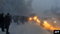 Қатты аязда автобус күтіп тұрған жолаушылар. Петропавл, 19 желтоқсан 2012 жыл. (Көрнекі сурет).