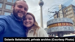 Дзяніс Сакалоўскі з дачкой Васілінай у Бэрліне. Фота з прыватнага архіву