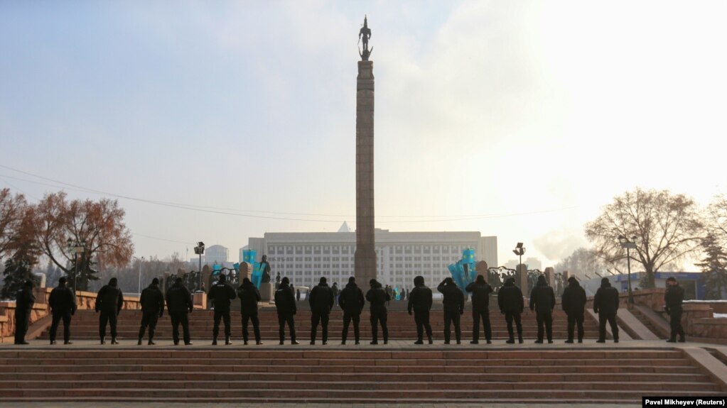 Сотрудники сил безопасности у монумента Независимости в Алматы. 16 декабря 2020 года.