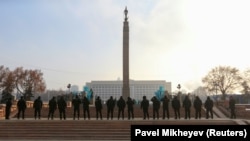 Сотрудники сил безопасности у монумента Независимости в Алматы. 16 декабря 2020 года.