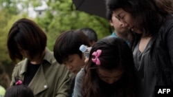 Pikëllim i të pranishmëve në një ceremoni të varrimit të një personi që e humbi jetën nga fundosja e anijes në Korenë Jugore