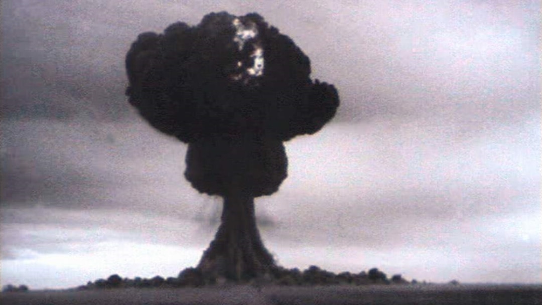 Желіде екі жұмысшы қожайынның қатты трафарет болғанын көріңіз