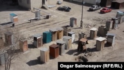Туалеты во дворе многоэтажного жилого дома. Кызылорда, 4 апреля 2018 года. Фото из архива Азаттыка