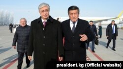 Қозоғистон президенти Қасим Жомарт Тоқаев Қирғизистон президенти Сўўрўнбай Жээнбеков билан. Бишкек, Манас аэропорти, 2019, 27 ноябрь.