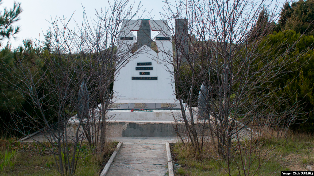 Братская могила героев обороны 35-й береговой батареи