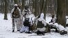 Членове на доброволни паравоенни сили за защита тренират в парк в украинската столица Киев, 22 януари 2022 г.