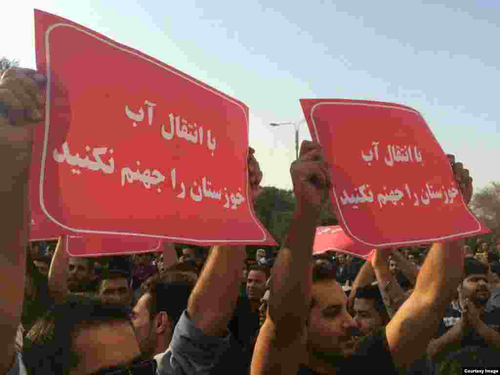 در پایان سال،بارها گروهی از مردم اهواز در اعتراض به تداوم مشکلات مربوط به ریزگردها و قطعی مداوم آب و برق در مقابل ساختمان استانداری خوزستان تجمع کردند. یکی از کابران رادیو فردا عکس هایی از یکی از این تجمعات برای ما ارسال داشته و نوشته: «تجمع مردم اهواز، مقابل استانداری این شهر، در اعتراض به مشکلات زیست محيطی و قطعی مكرر برق در روزهای اخیر...معترضان شعارهایی از جمله «هیچ مسئولی قویتر از ملت نیست» و با انتقال آب خوزستان را جهنم نسازید» سردادند.