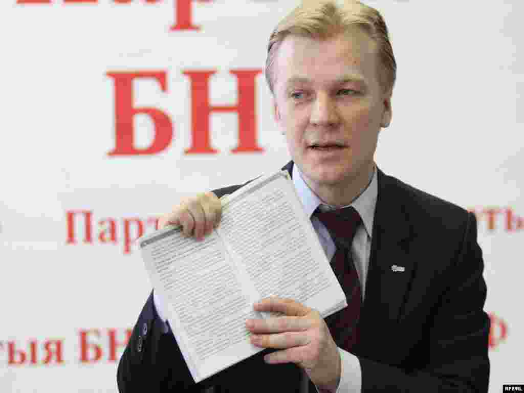 15 сакавіка, панядзелак - Прадстаўнікі грамадзкіх арганізацый і партый, якім шмат гадоў адмаўляюць у рэгістрацыі, прынялі зварот з заклікам правесьці круглы стол з удзелам прадстаўнікоў дзяржавы. На фота — Віталь Рымашэўскі, сустаршыня партыі БХД.