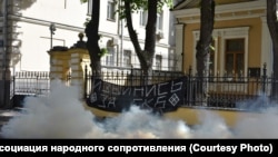 Акция "Извинись за Екб" у резиденции патриарха в Москве