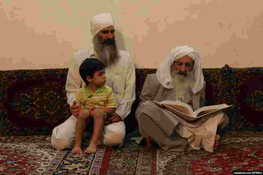 کتاب مقدس منداییان&nbsp;گنزا ربّا&nbsp;(گنج عظیم) است و به دو بخش&nbsp;گنزای راست&nbsp;و&nbsp;گنزای چپ&nbsp;تقسیم می&zwnj;شود.