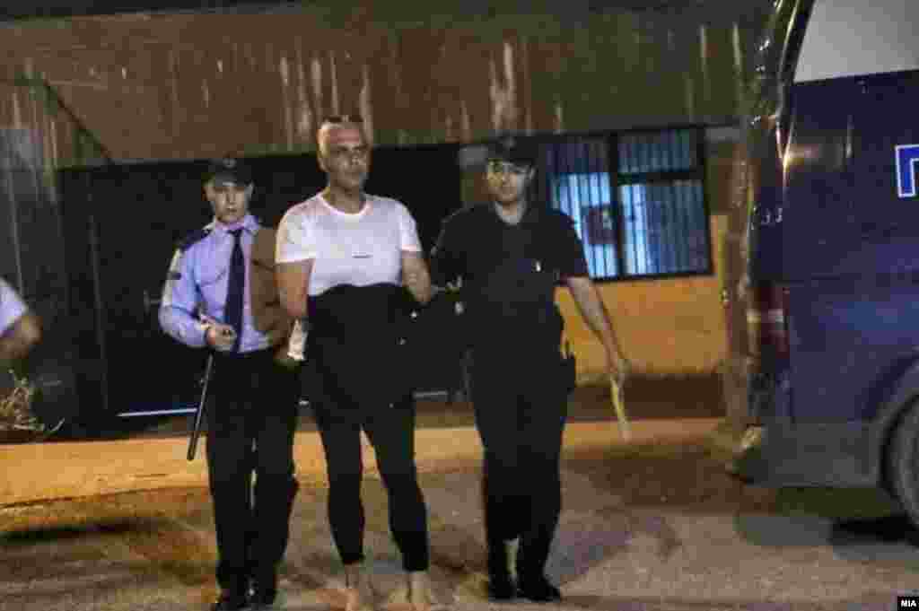 МАКЕДОНИЈА - Бојан Јовановски - Боки 13 и Зоран Милески - Кичеец, осомничени во случајот Рекет, ќе останат во притвор уште 30 дена, одлучи Кривичниот совет при Основниот кривичен суд. за случајот рекет денеска пред обвинител даде исказ обвинителката од СЈО Лиле Стефанова, чие име се споменува во снимките објавени од италијанскиот весник Ла Верита. Нема информации кога исказ ќе даде и специјалната обвинителка Катица Јанева.