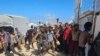 Palestinienii transportă un bărbat împușcat în timp ce aștepta să primească pachete cu alimente la un punct de distribuție administrat de Fundația Umanitară Gaza (GHF), susținută de SUA și Israel 