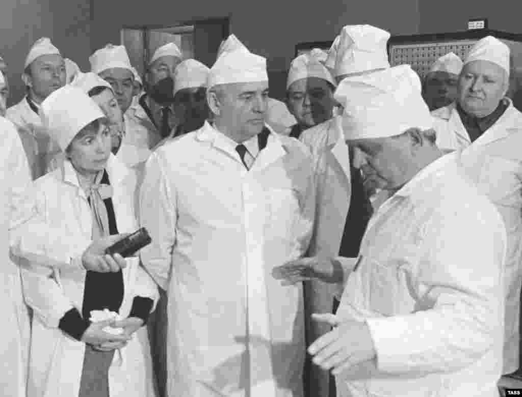 Совет одағы коммунистік партиясы орталық комитетінің бас хатшысы Михаил Горбачев (ортада) Чернобыль атом станциясында. 23 ақпан 1989 жыл. Мұрағаттағы сурет.