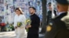Presidenti i Ukrainës, Volodymyr Zelensky, dhe bashkëshortja e tij, Olena Zelenska, vendosin lule pranë Murit të Kujtesës në Kiev, me rastin e Ditës së Pavarësisë së Ukrainës, më 24 gusht.