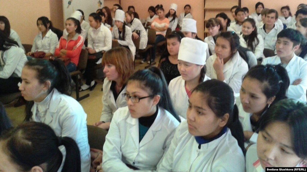 Таджикских студентов казахского медицинского вуза обязали оплатить обучение в интернатуре