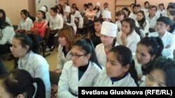 Студенты первого курса медицинского колледжа слушают лекцию об угрозах экстремизма. Астана, 1 ноября 2013 года. 