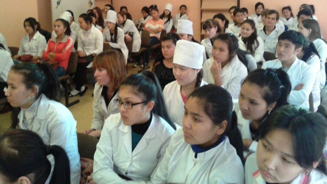 Мен ұялы телефонмен онлайн секс видео түсірдім. Үлкен әйелдермен үйдегі порно