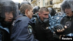 Киев, 11 октября 2011 г. Спецназ оттесняет сторонников Юлии Тимошенко от здания суда