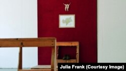 "Сиамский Христос". Работа немецкой художницы Джулии Франк, сделанная для выставки "Образы демократии"