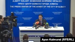 Руководитель управления предпринимательства и инвестиций Алматы Еркебулан Оразалин выступает на брифинге. Алматы, 13 марта 2020 года.