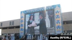 Рөстәм Миңнеханов Альбина Шаһиморатовага премия бүләге тапшыра