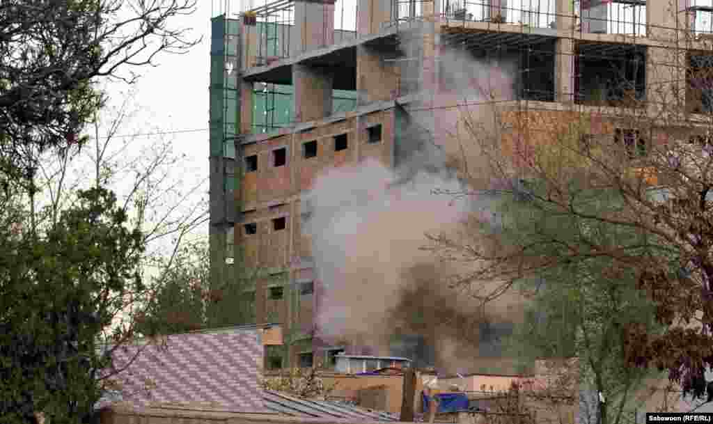 Smoke billows near the Kabul Star hotel. (Sayedjan Sabawoon/Radio Free Afghanistan)