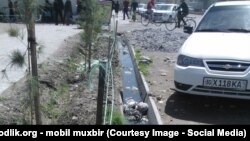 Архив-фото: марказий кўчадаги ариққа канализация суви оқизилмоқда, Самарқанд, 2015 йил