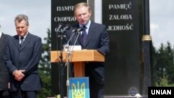 2003 рік. Президент України Леонід Кучма, праворуч, виступає з заявою після відкриття пам'ятника українсько-польського примирення "Пам'ять - Скорбота - Єднання" у селищі Павлівка Волинської області