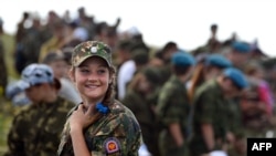 Дети на военно–патриотической игре «Зарница» в Ставрополе. РФ, июнь 2014 года