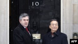  ون جيا‌بائو، نخست‌وزير چين، گوردون براون، نخست‌وزير بريتانيا، لندن ۱۴ بهمن ۱۳۸۷ 