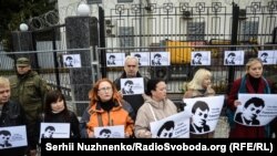 Украин журналисттери Роман Сущенконун бошотулушун талап кылып, нааразылык акциясына чыккан учур. Киев, 6-октябрь, 2016-жыл. 
