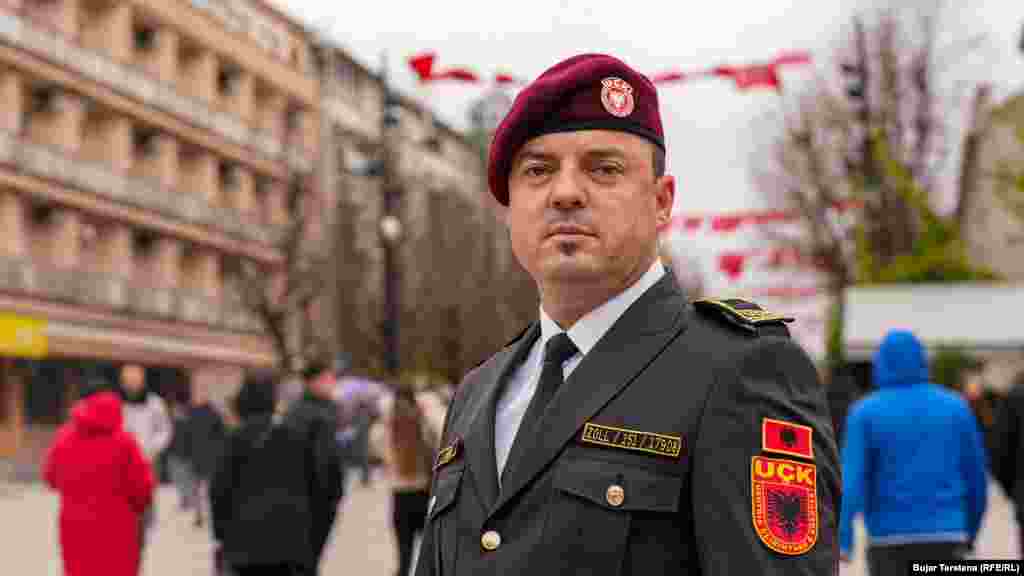 Një ish-ushtar i UÇK-së duke festuar 28 Nëntorin. 