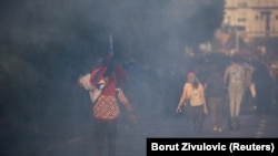 Ljudi hodaju kroz suzavac tokom protesta u Ljubljani