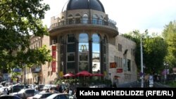 Несколько компаний, владеющих аптеками, супермаркетами, объектами быстрого питания и заправками, предлагают скидки гражданам Грузии, которые примут участие во втором туре выборов в органы местного самоуправления