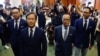 Alvin Yeung Ngok-kiu, Kwok Ka-ki, Kenneth Leung és Dennis Kwok eltiltott hongkongi képviselők nyilatkoznak a sajtónak 2020. november 11-én.