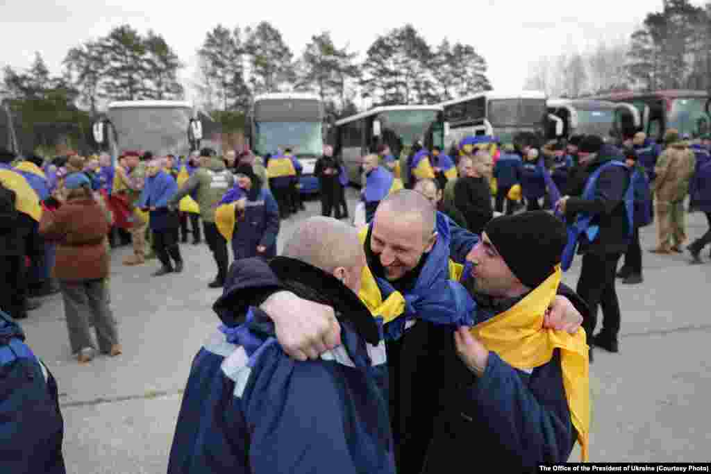 Обійми з побратимами після повернення з неволі
