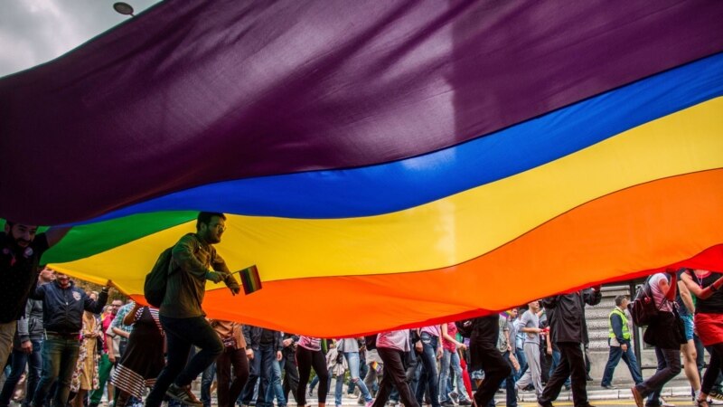Gej lezbejski info centar pokrenuo peticiju za zabranu rada Dveri na sto godina