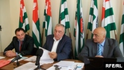Лидеры "Единой Абхазии" опровергли обвинения в том, что члены партии ничего не знали о смене курса