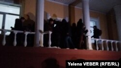 В результате давки у Карагандинского областного суда обрушились некоторые перила балкона у входа в здание суда. 11 декабря 2015 года. 