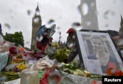 بزرگداشت جو کاکس در میدان پارلمان لندن در ۲۰ ژوئن ۲۰۱۰