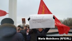 Противник возложения венка советскому лидеру Иосифу Сталину держит плакат с надписью «Нет возвеличиванию Сталина». Уральск, 21 декабря 2019 года.