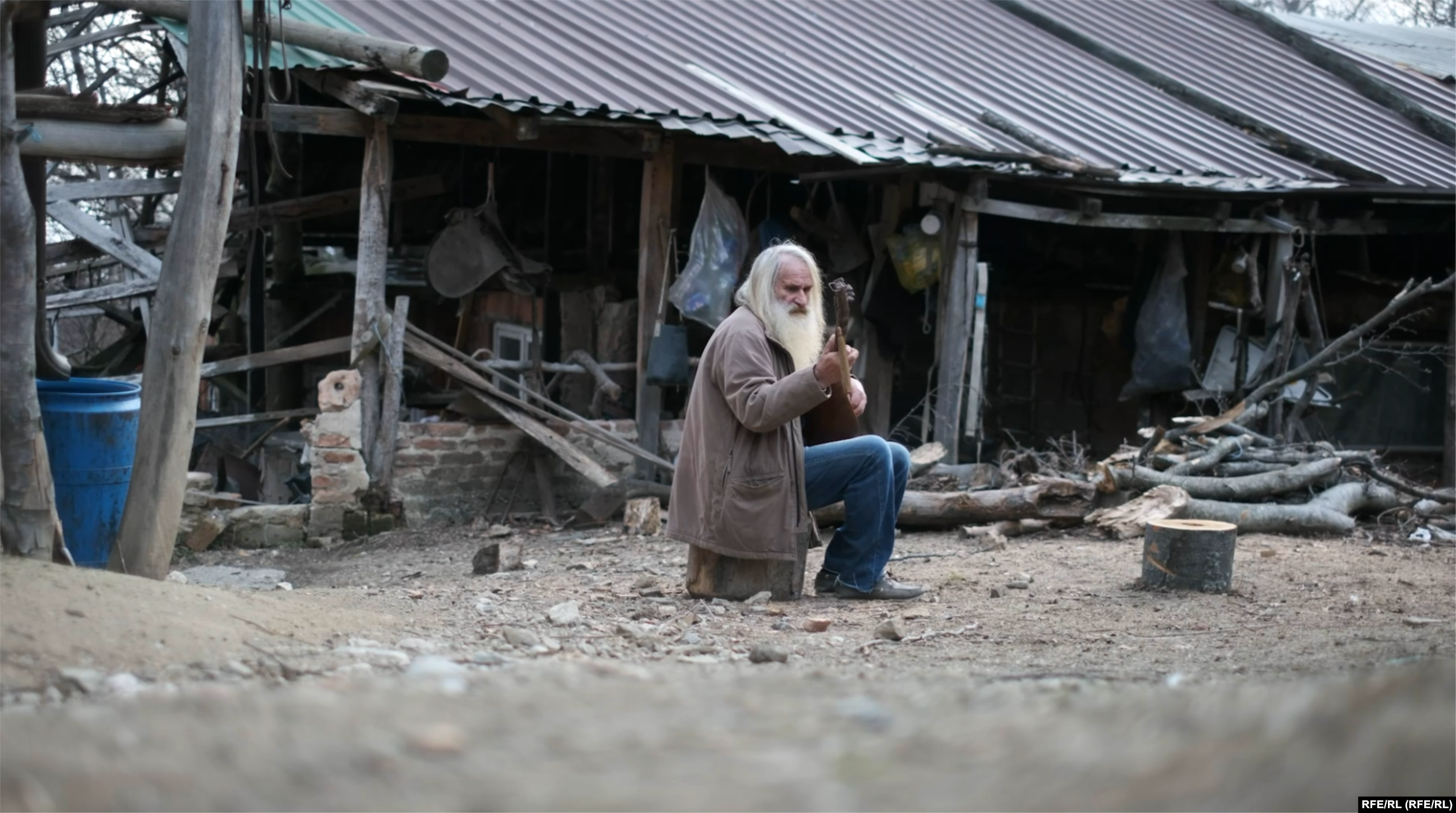 Emin Bektiq jeton në fshatin boshnjak të Jasenova, ku sot kanë mbetur vetëm rreth 10 njerëz, nga rreth 80 para luftës.