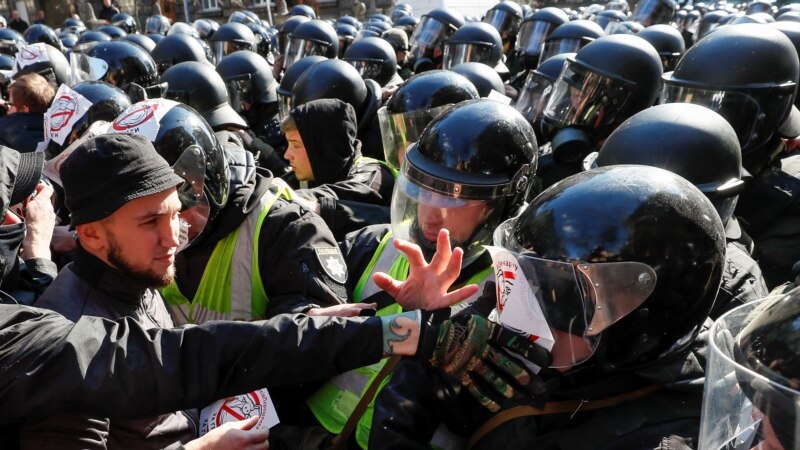 18 полицейских пострадали в столкновениях в Киеве и Черкассах