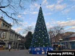 Новогодняя елка на ул.Пушкина в Симферополе. Декабрь 2025 года