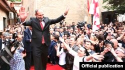 Georgia - Armenian Prime Minister Nikol Pashinian is greeted by people outside an Armenian church in Tbilisi, 30 May 2018.