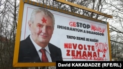 Afiș electoral al președintelui Milos Zeman, pe care se poate citi „Stop imigranții”, Praga, 26 ianuarie 2018