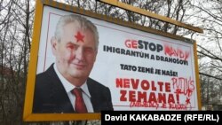 Милош Земанның қарсыластары бүлдіріп кеткен билборд.