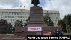 Акция кумыкского активиста Бектемира Салихова в центре Махачкалы